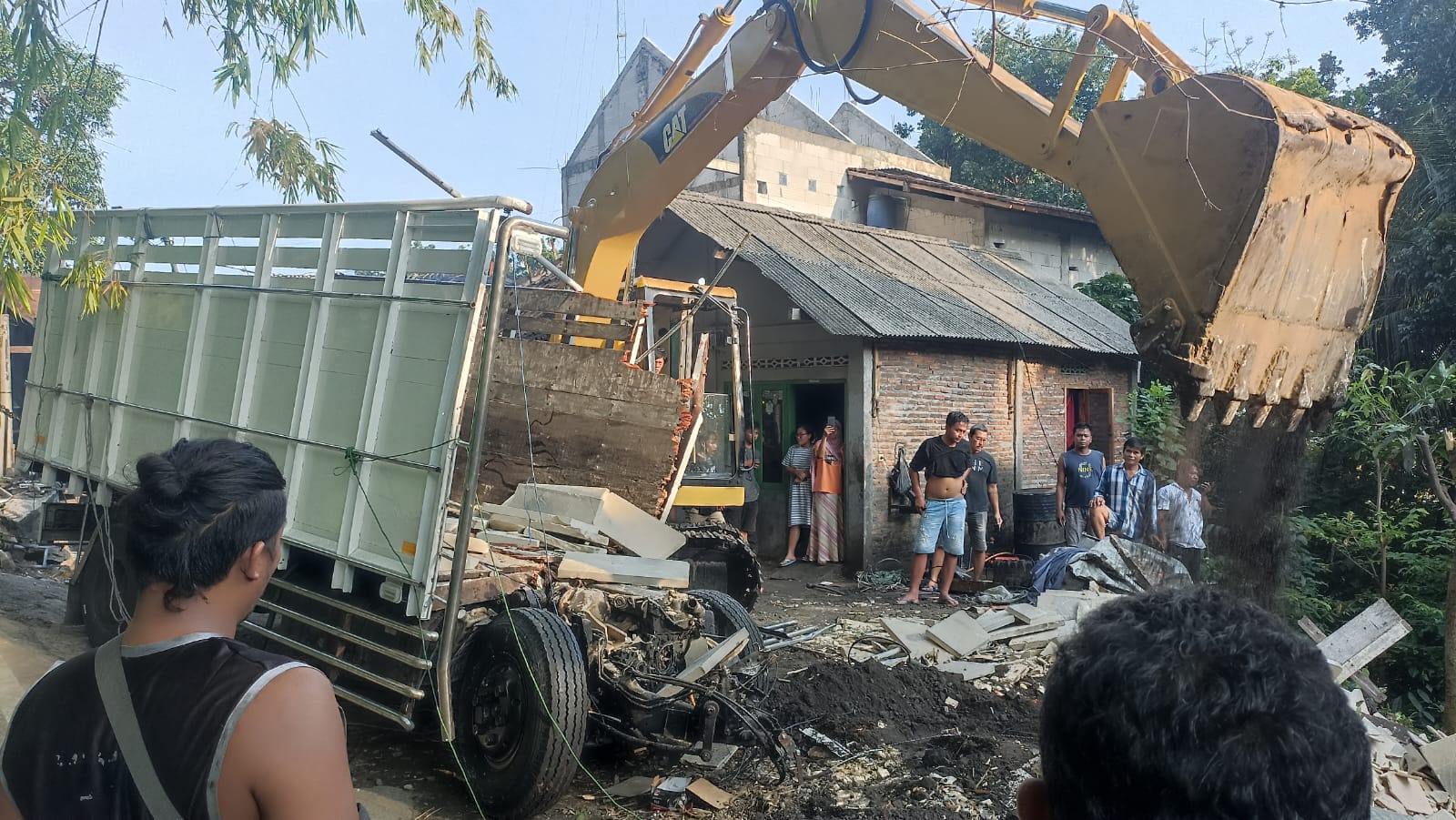 Kecelakaan Tunggal: Kondisi Truk yang Menabrak Excavator dan Rumah Warga