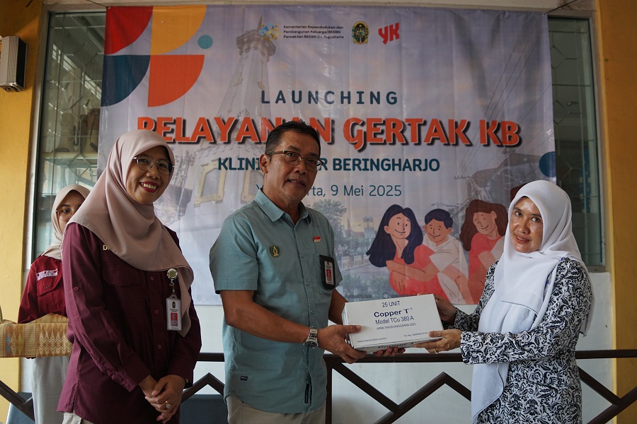 DP3AP2KB Kota Jogja meluncurkan program Gerakan Serentak dan Melestarjkan Kesertaan Keluarga Berencana (Gertak KB) di Pasar Beringharjo, Jumat (9/5/2025).