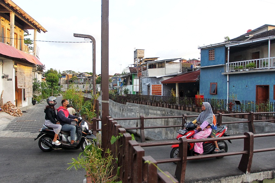 Pengguna jalan melintasi jembatan di kawasan padat penduduk di wilayah Mrican, Kapanewon Depok, Sleman, Jumat (9/5/2025)