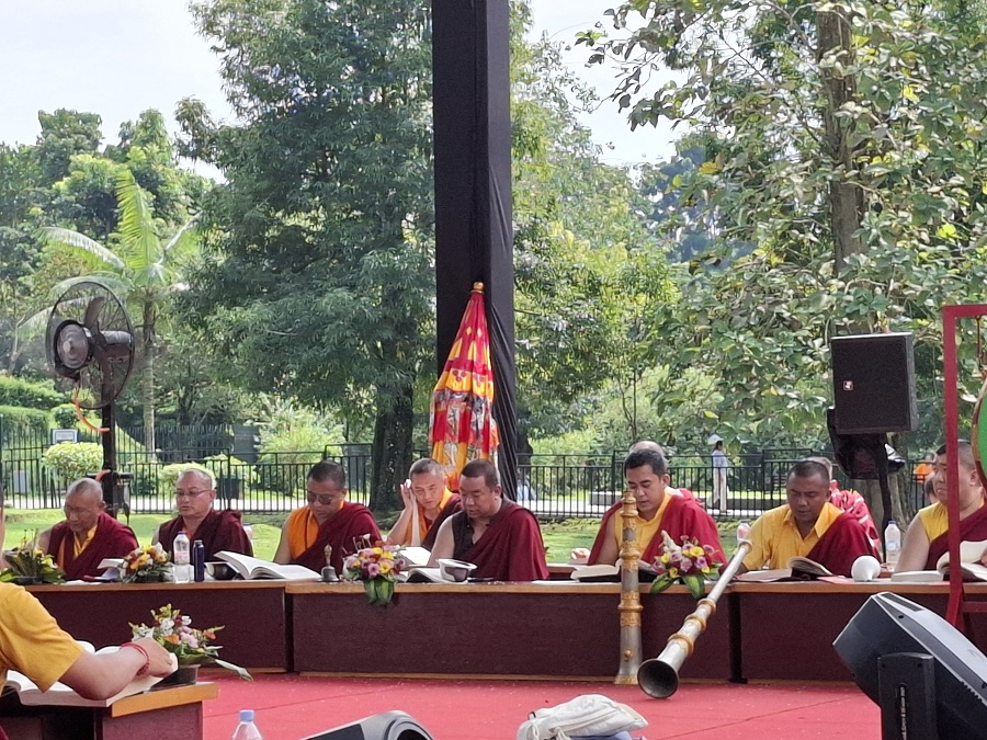 KHUSYUK: Umat Buddha yang tergabung dalam Majelis Umat Nyingma Indonesia (MUNI), Sangha Tantrayana sedang membaca paritta.
