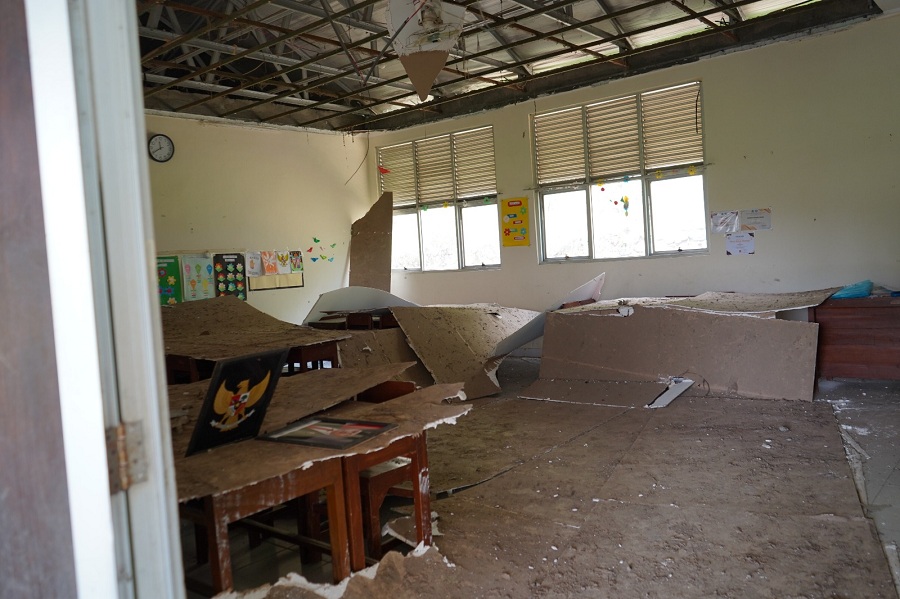 Kondisi Plafon Ruang Kelas SDN Lanteng Baru ambrol dan menimpa bangku, meja, serta barang-barang lainnya.