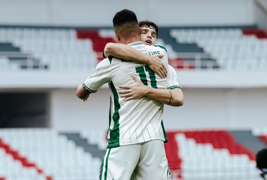 Selebrasi Gustavo Tocantins bersama Vico Duarte setelah mencetak gol ke gawang PSIS Semarang dalam kemenangan 1-2 bagi PSS Sleman
