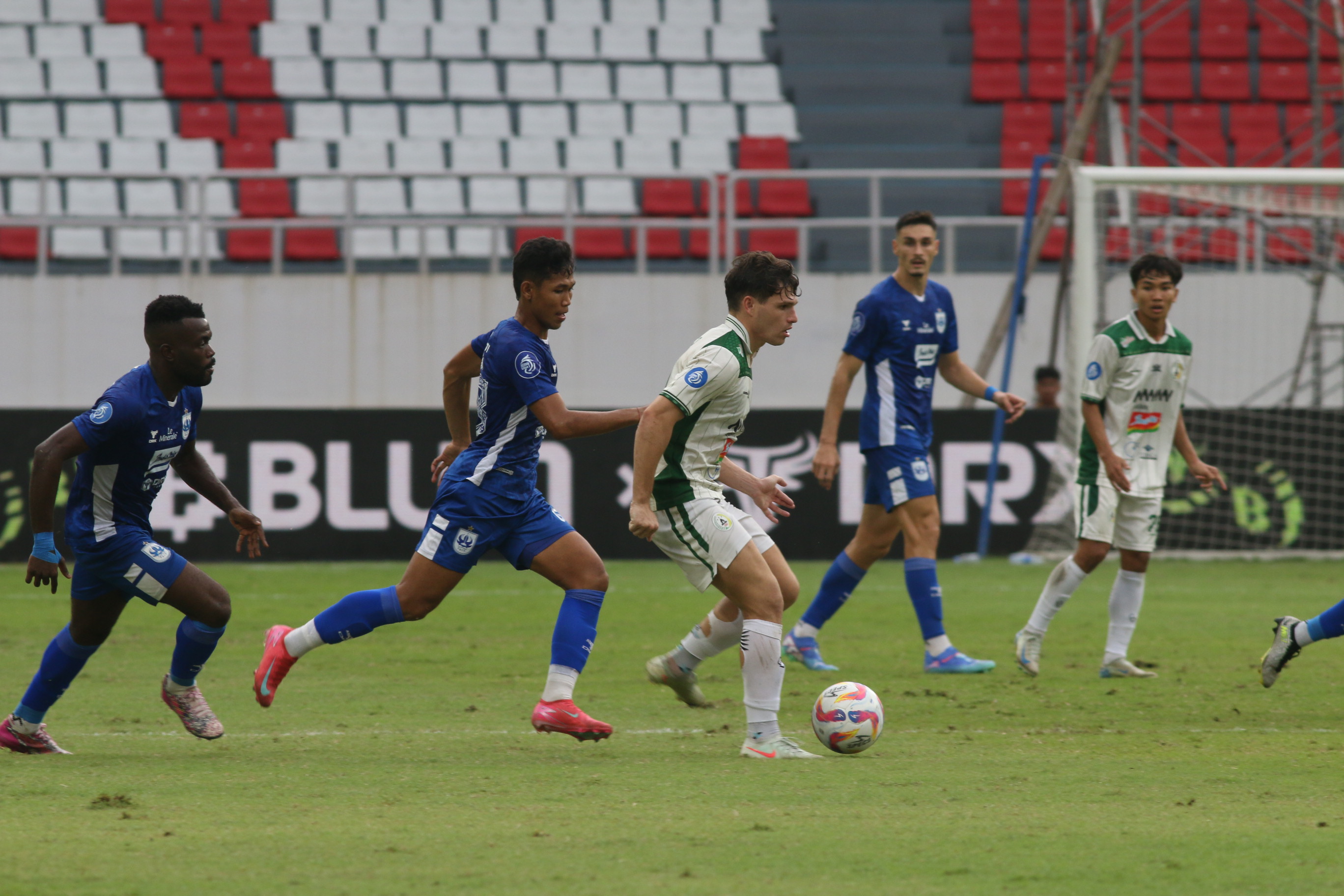 Laga PSIS Semarang melawan PSS Sleman di Stadion Jatidiri Semarang