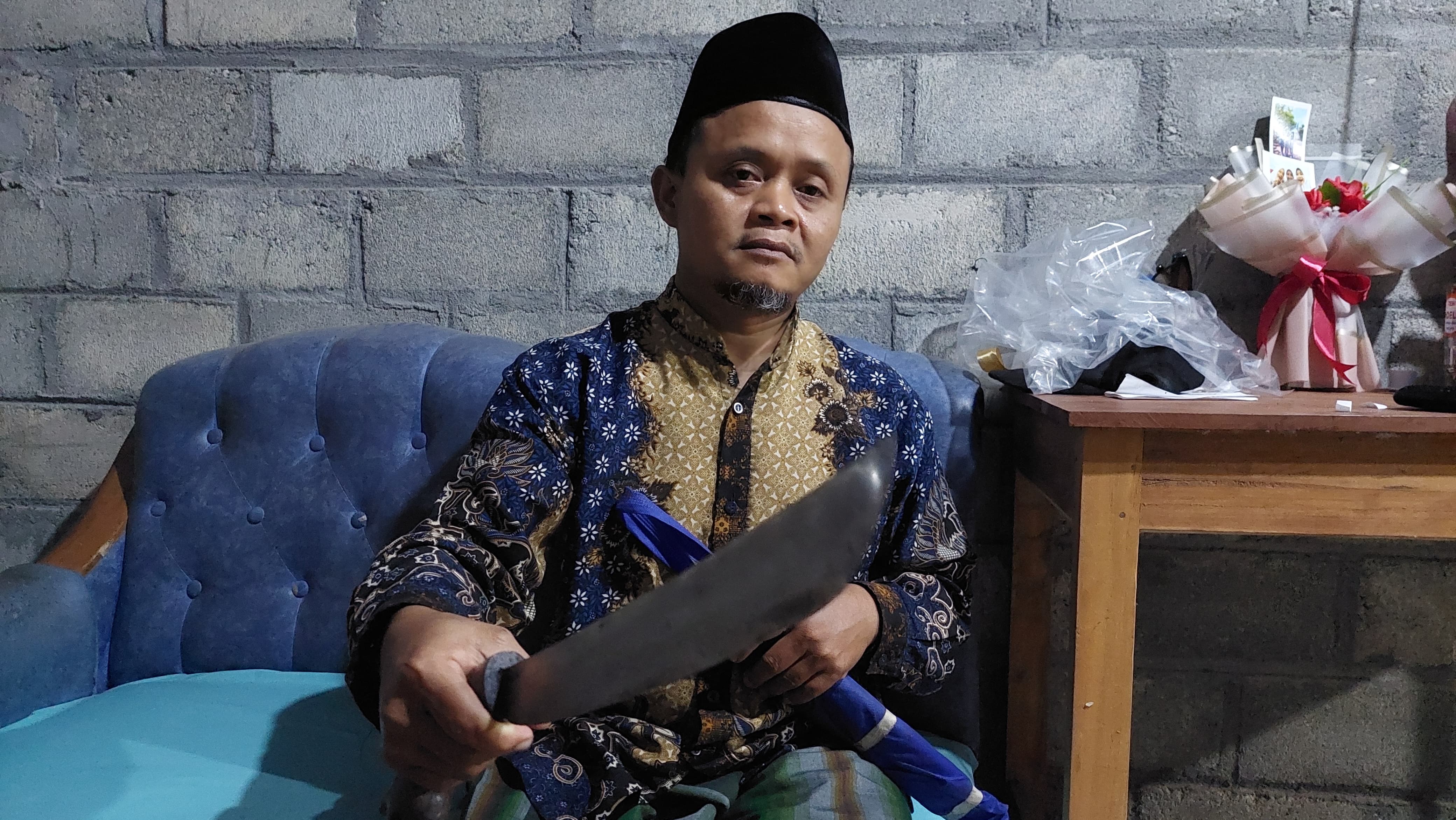 Samroni menunjukkan pisau sembelih yang biasa digunakan.