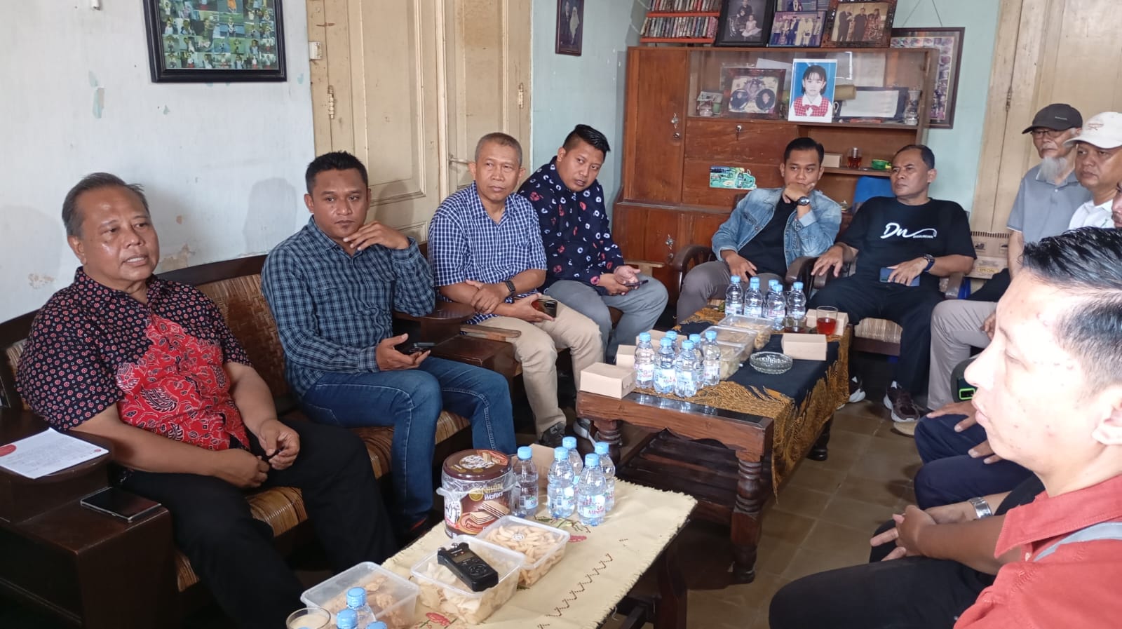 Jajaran Komisi A DPRD Kota Jogja saat melakukan dialog dengan warga terdampak penggusuran Stasiun Lempuyangan, Jumat (9/5/2025).