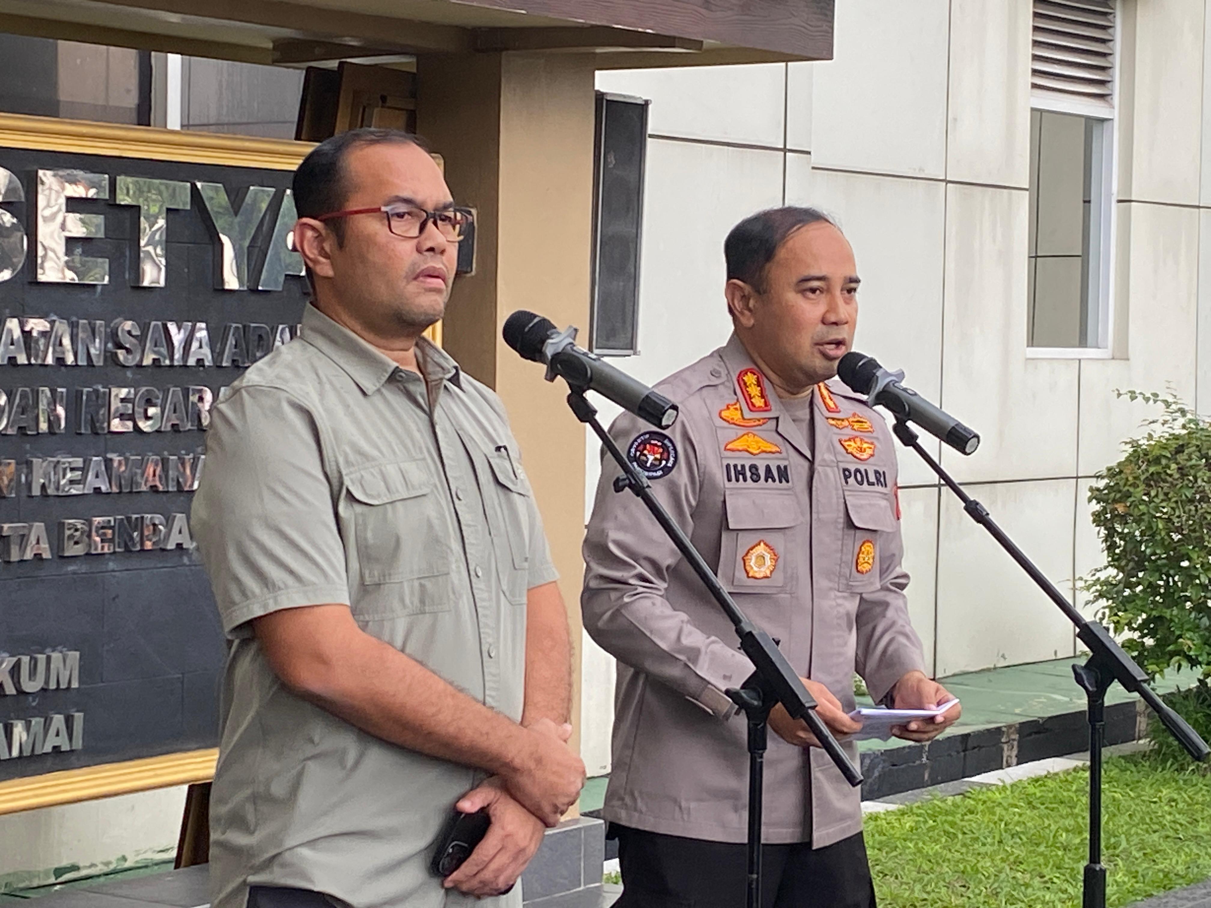 Kabidhumas Polda DIY Kombes Pol Ihsan (kanan) dan Dirreskrimum Polda DIY Kombes Pol Idham Mahdi (kiri) sampaikan perkembangan kasus dugaan mafia tanah Mbah Tupon di Mapolda DIY, Jumat (9/5/2025).