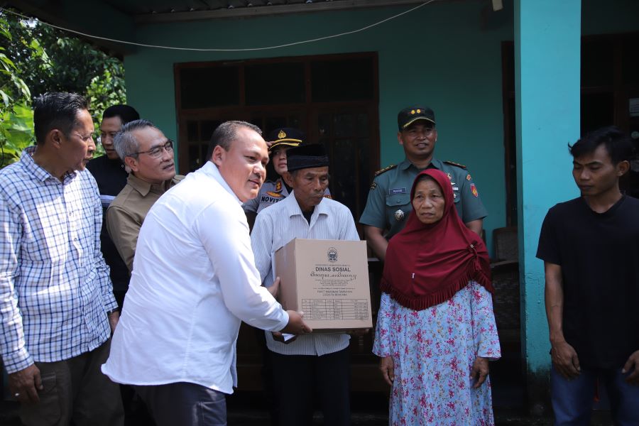 Pemberian Bansos: Bupati Bantul Abdul Halim Muslih Memberikan Bantuan Sosial kepada Mbah Tupon terkait Kasus Mafia Tanah