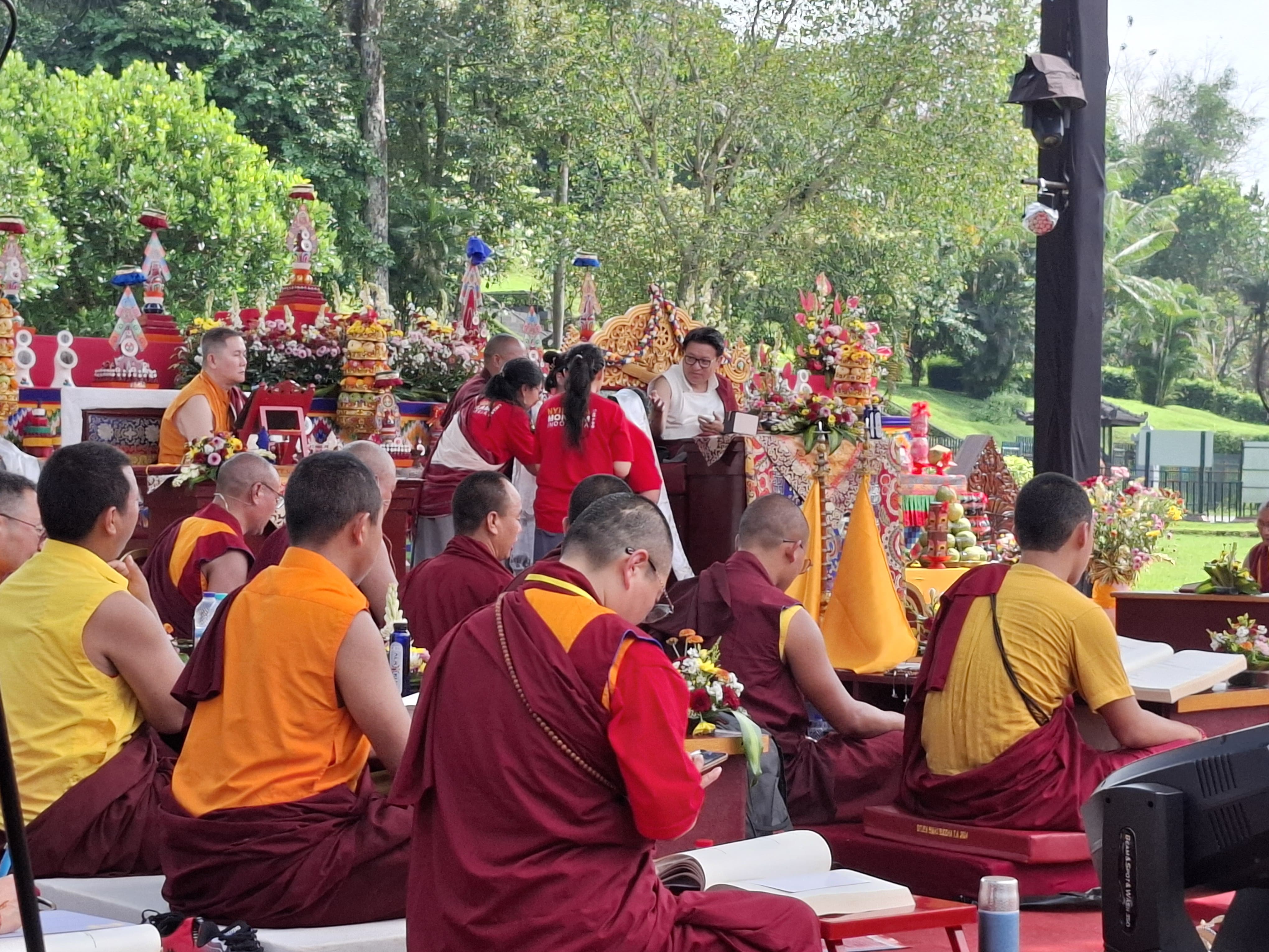 KHUSYUK: Umat Buddha yang tergabung dalam Majelis Umat Nyingma Indonesia (MUNI), Sangha Tantrayana sedang membaca paritta.