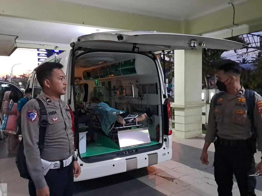 PENANGANAN MEDIS : Ladis, 48, pengemudi truk yang terlibat kecelakaan maut di turunan Kalijambe saat dirujuk ke RSUP Dr Sardjito.