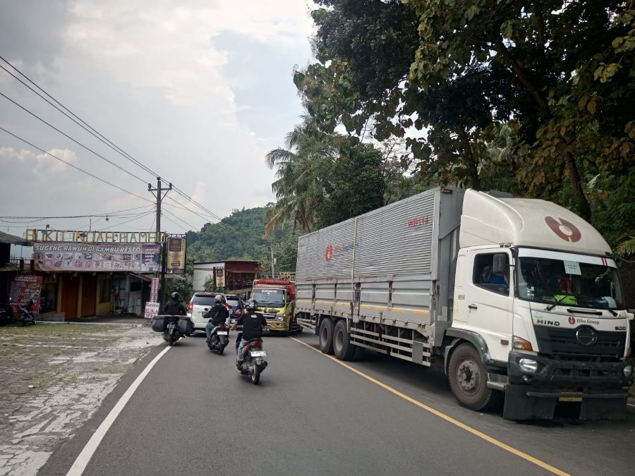 Truk tronton mogok di Jalan Wonosari Bukit Bintang