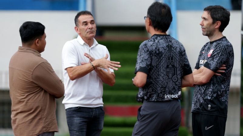 Pelatih Persis Solo, Ong Kim Swee antusias menyambut hadirnya pelatih Timnas Indonesia U23, Gerald Vanenburg dalam latihan Laskar Sambernyawa di Stadion UNS