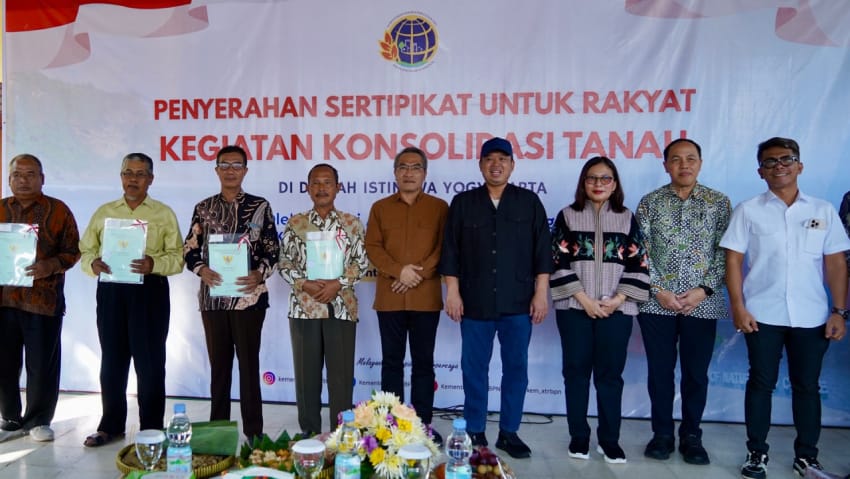 LPenyerahan Sertifikat untuk Rakyat Kegiatan Konsolidasi Tanah
