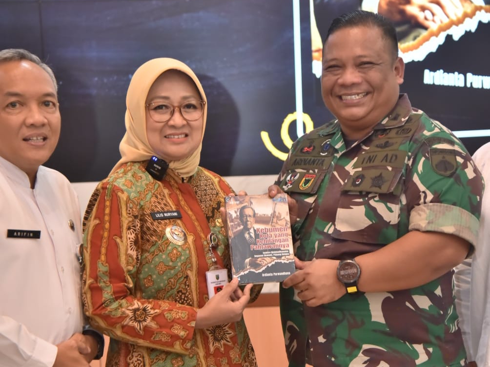 USULKAN NAMA PAHLAWAN : Dandim 0709 Kebumen Letkol Czi Ardianta Purwandhana menyerahkan sebuah buku kepada Bupati Kebumen Lilis Nuryani.
