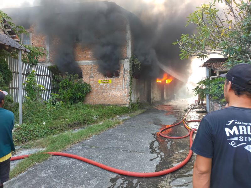 LUDES: Kebakaran Terjadi di Gudang Tas CV Kairos Bantul. melahap hasil produksi hingga kerugian capai miliaran.
