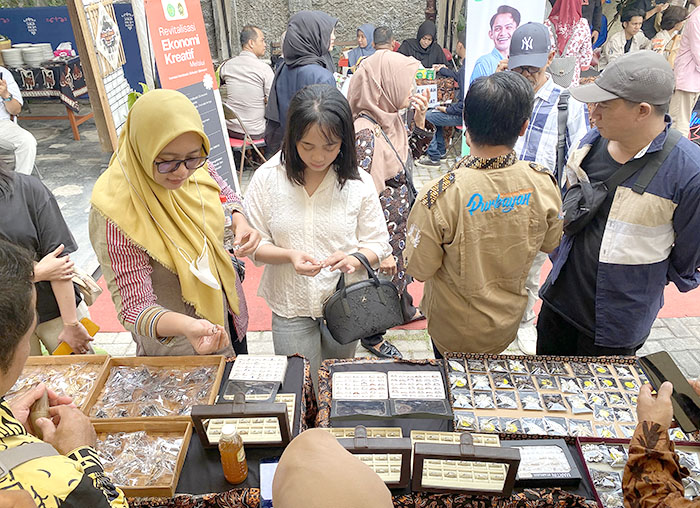 UNGGULAN: Pengunjung mengamati berbagai bentuk kerajinan perak dan logam dalam Festival Perak Kotagede 2025 di Kampung Basen, Kotagede, kemarin (11/5).