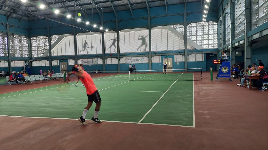 SERVIS: Pemain club tenis mengawali set dengan servis atas.