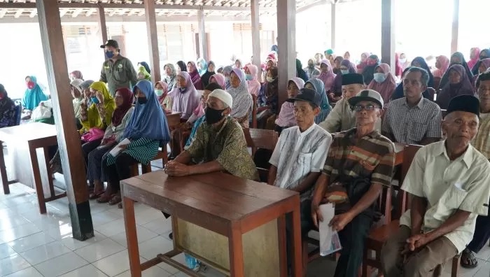 Program Bansos yang telah bergulir, di antaranya, Bantuan Pangan Non Tunai (BPNT), Program Keluarga Harapan (PKH) dan Dana Pendidikan.