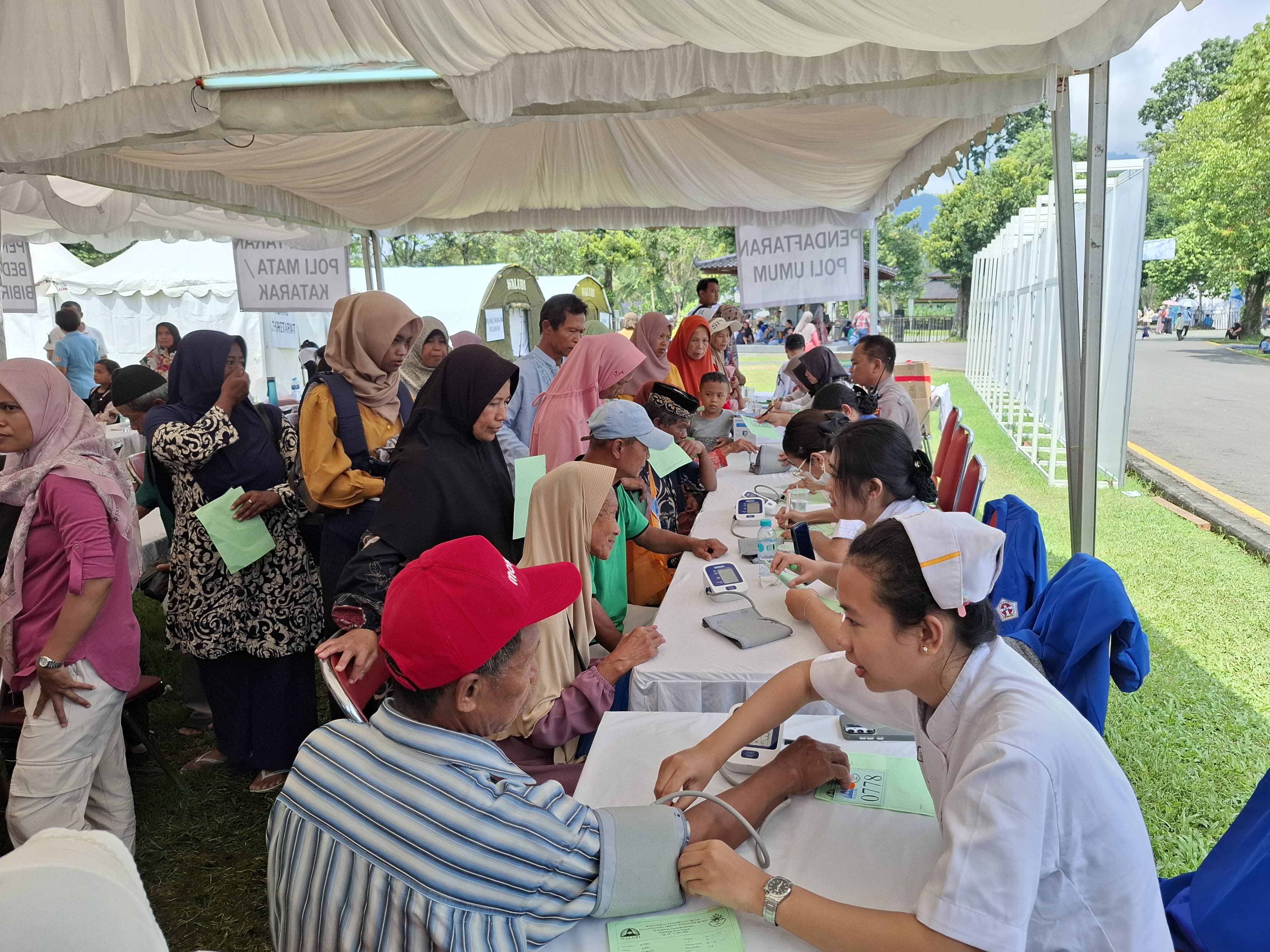 RAMAI: Warga berbondong-bondong menuju stan bakti sosial pengobatan gratis di Taman Lumbini, kompleks Candi Borobudur.