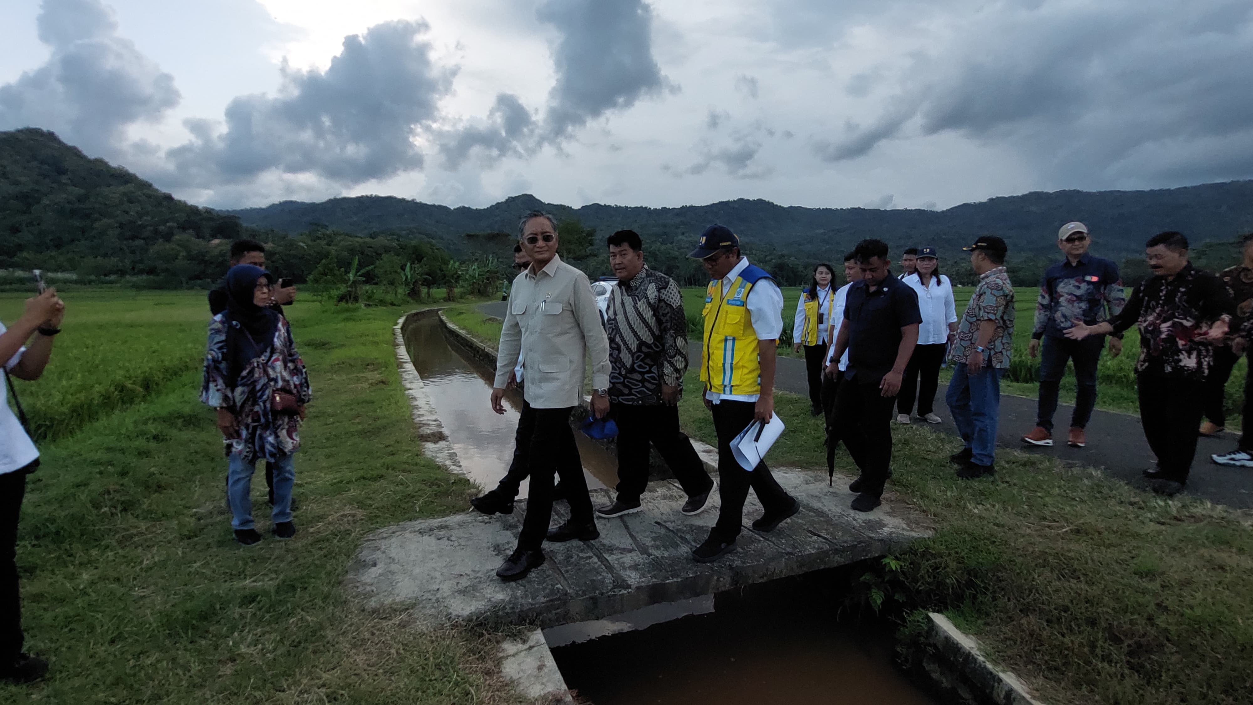 CEK: Menteri Pekerjaan Umum meninjau Saluran Sekunder di Kulon Progo.