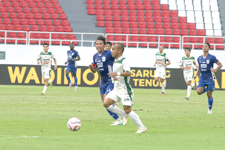 MASIH TERBUKA: Penyerang PSS Sleman Niko SImanjuntak saat menggiring bola saat menumbangkan PSIS Semarang dengan skor 2-1 di Stadion Jatidiri, Semarang (9/5).