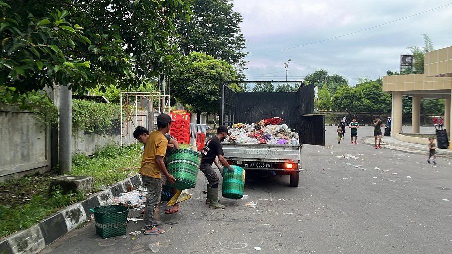 GOTONG ROYONG: Kondisi Stadion Maguwoharjo, Sleman yang dipenuhi sampah usai digunakan sebagai lokasi acara 12 th Anniversary CB Holic Prambanan, Minggu (11/5/2025).