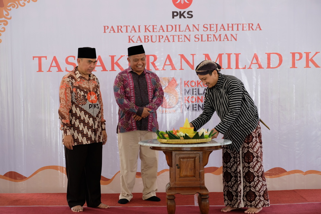 Ketua DPD PKS Sleman Indra Gumilar (kanan) memotong tumpeng disaksikan Bupati Sleman Harda Kiswaya (tengah) dan Ketua DPW PKS DIJ Agus Mas