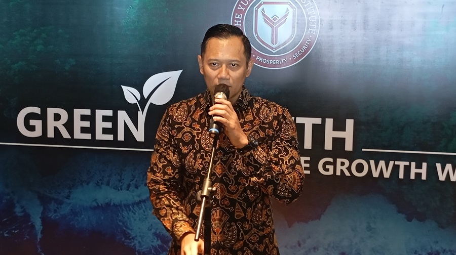 Menteri Koordinator Bidang Infrastruktur dan Pembangunan Kewilayahan Agus Harimurti Yudhoyono saat menyampaikan keterangannya, Senin (12/5/2025).