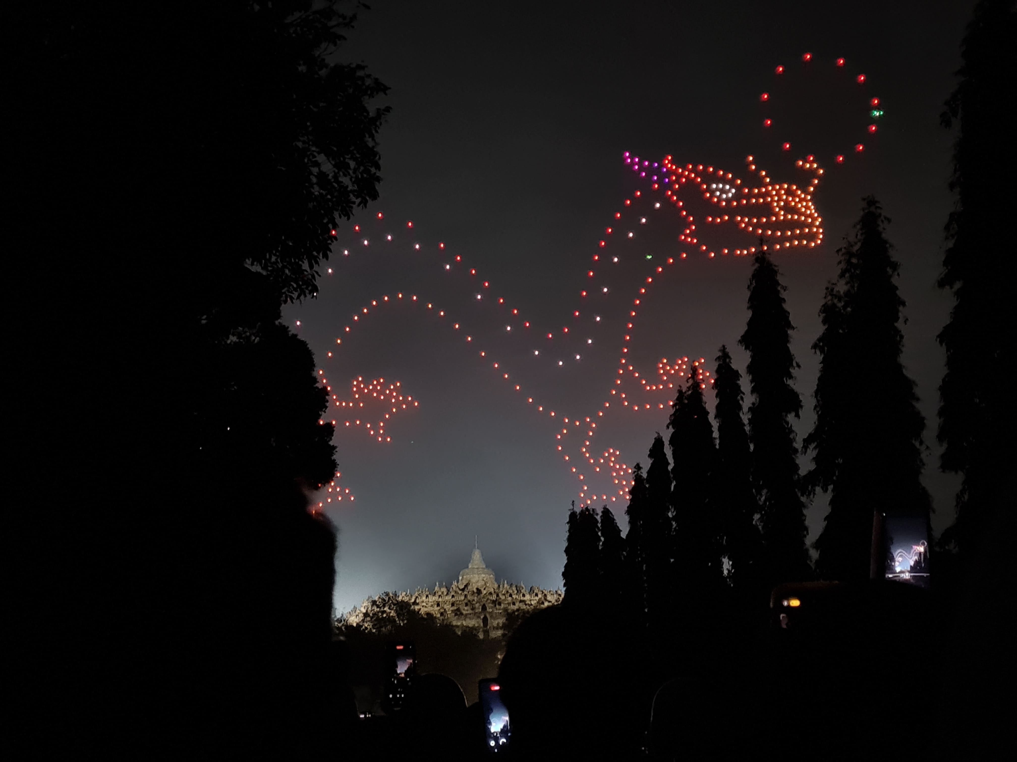 Ratusan drone unjuk gigi menggambarkan kisah hidup Sang Buddha, Senin malam (12/5).