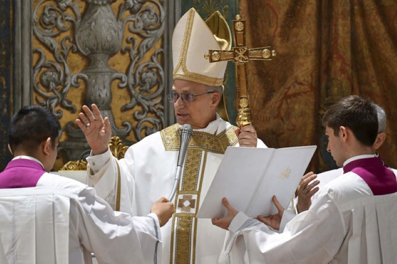 Paus Leo XIV memimpin jalannya Misa di Kapel Sistina, Vatikan, Jumat (9/5/2025).