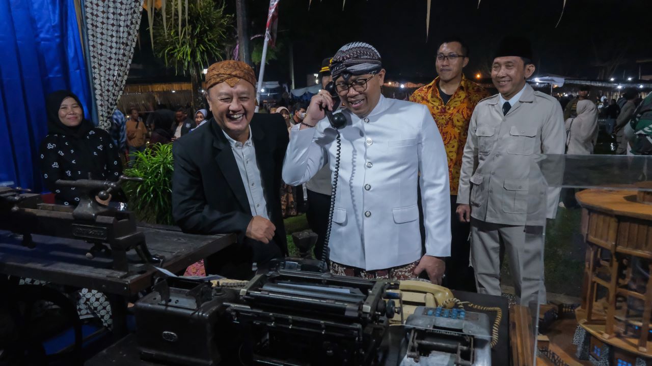 MENARIK: Magelang Tempo Doeloe menyajikan konsep jadul dengan berbagai barang lawasan di Alun-alun Kota Magelang, 10-12 Mei 2025.
