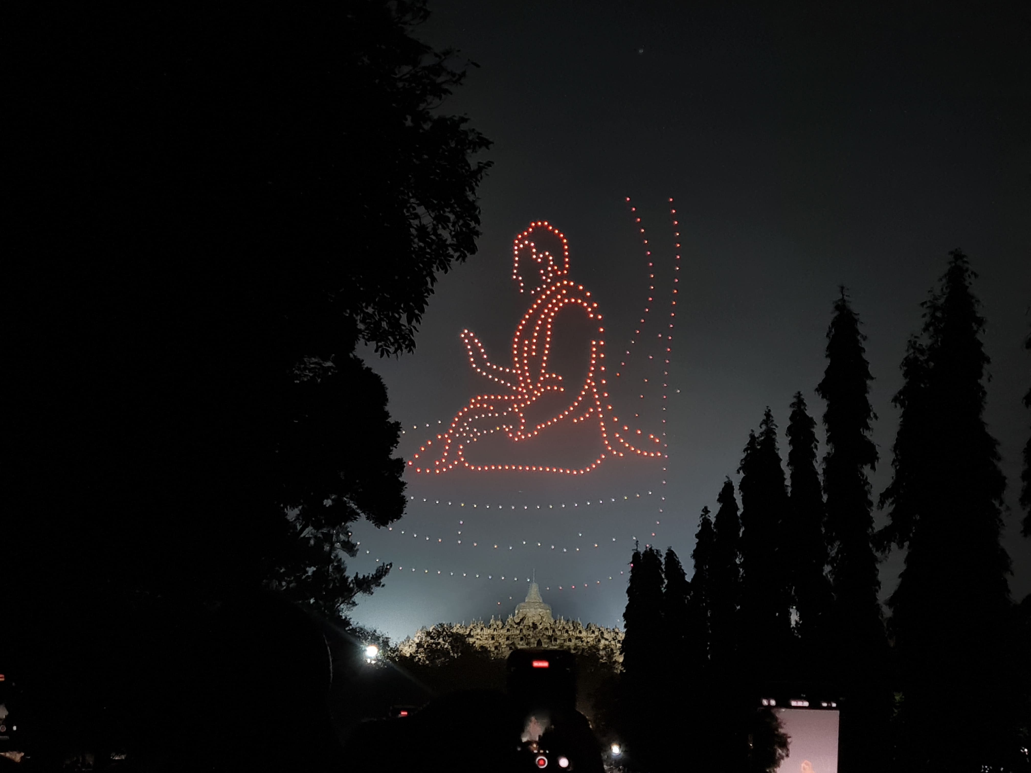 Ratusan drone unjuk gigi menggambarkan kisah hidup Sang Buddha, Senin malam (12/5).