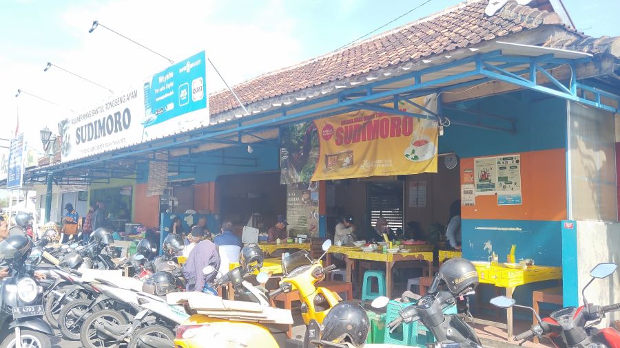 Ramai: Suasana Warung Makan Legendaris Tongseng Ayam Sudimoro pada Selasa Pagi, (13/05)