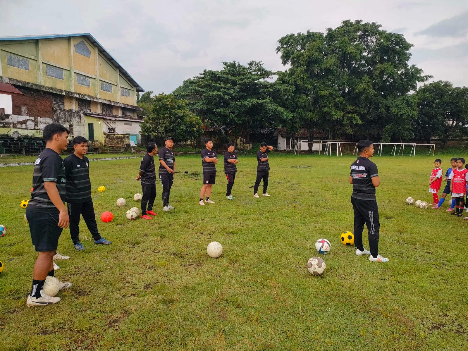 TERBATAS: SSB IM Naturindo saat menjalani latihan rutin di Lapangan Kridosono, Jogja.