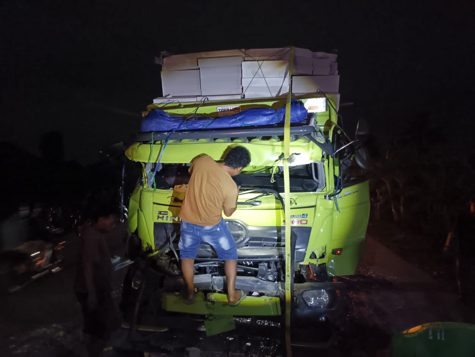 Petugas dari Satlantas Polres Kebumen bersama warga berupaya mengevakuasi kendaraan yang terlibat kecelakaan beruntun di Simpang Lima Kebulusan.