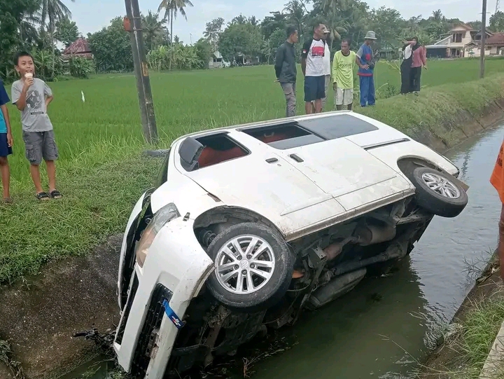 Mobil putih berpelat nomor R 1635 M terperosok ke saluran irigasi setelah adu banteng di ruas Jalan Karangbolong-Gombong. Kecelakaan mengakibatkan tiga korban tewas di lokasi kejadian.