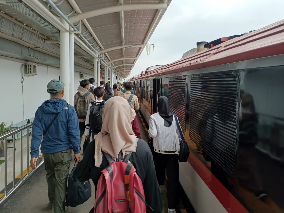 Tumpukan penumpang terjadi di Stasiun Kutoarjo selama momentum libur panjang yang bertepatan dengan Hari Raya Waisak.