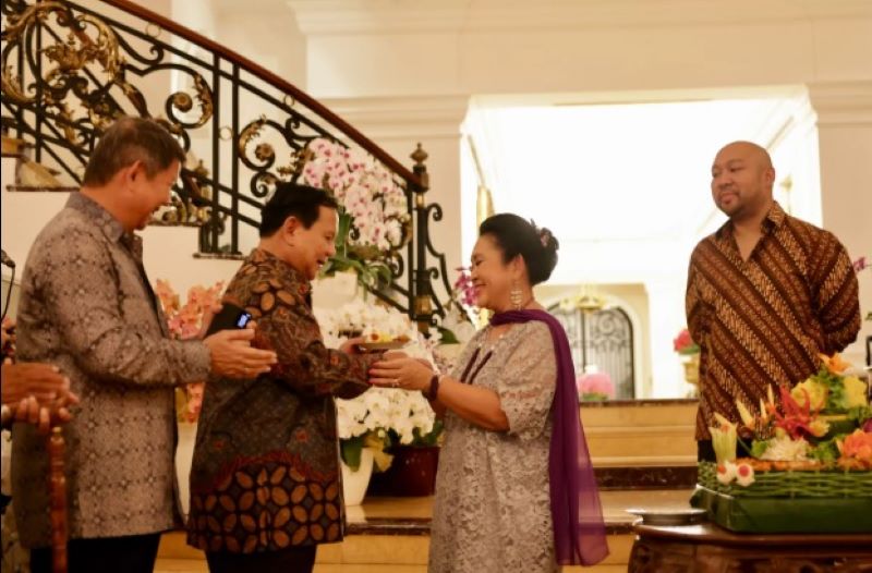 Titiek Soeharto rayakan ulang tahun, dan memberikan potongan tumpeng pertamanya bareng Prabowo.