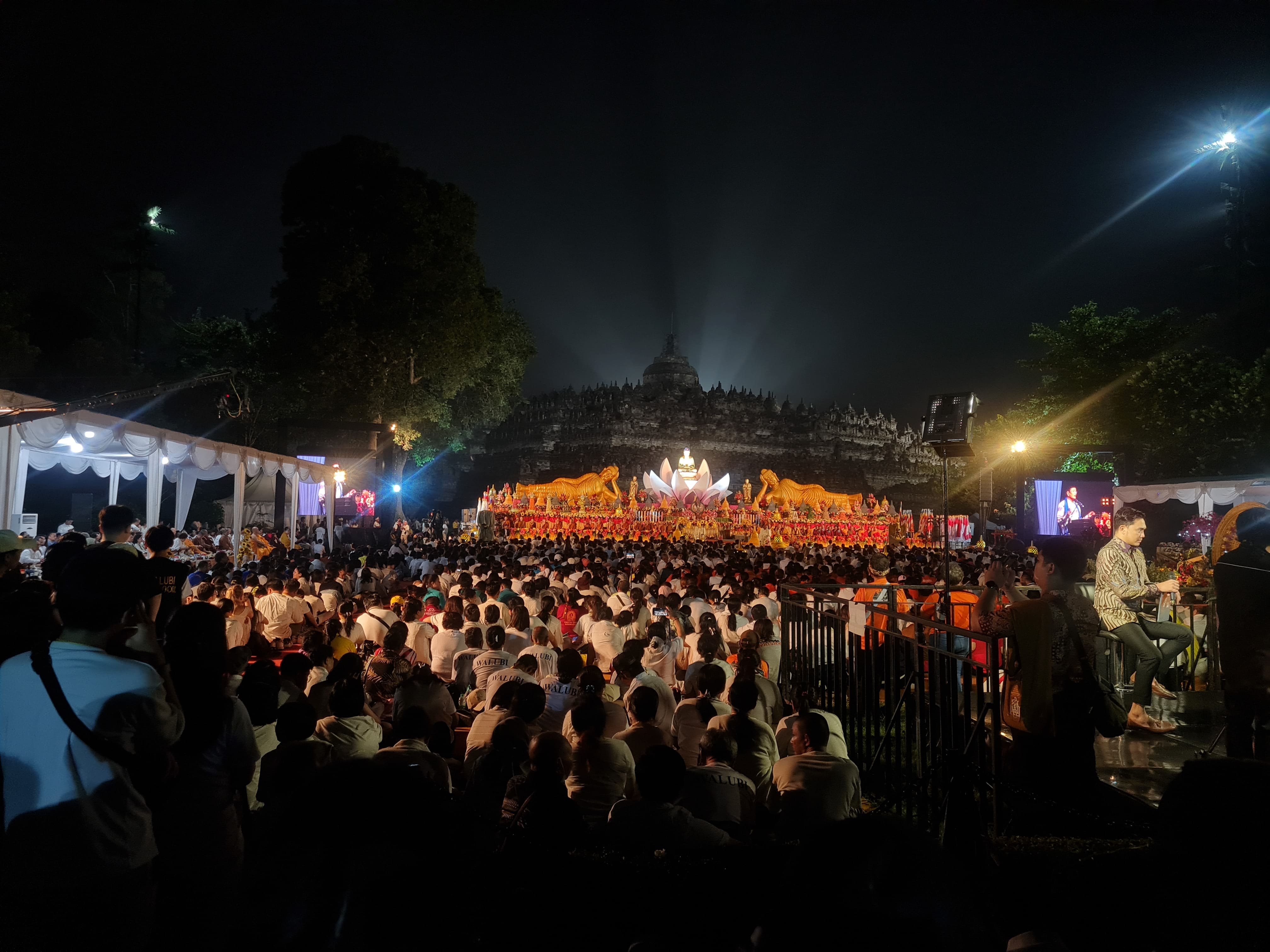 PEMBACAAN DOA: Sebelum detik-detik Waisak, para biksu dari berbagai sangha dan umat Buddha melantunkan doa, Senin malam (12/5).