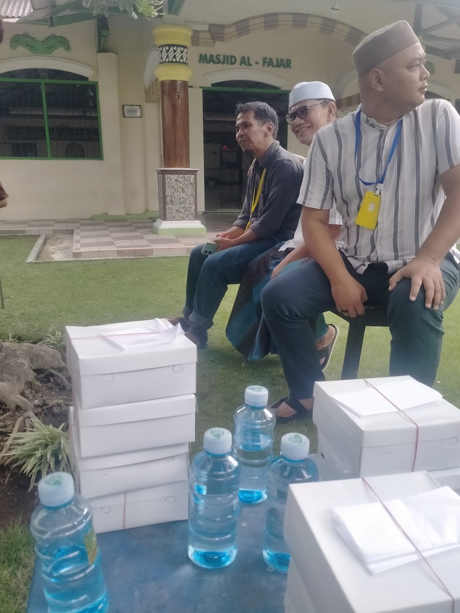 REUNI SAHABAT: Mantan Dirut PT Taru Martani Nur Achmad Affandi (tengah) menceritakan kenangannya di halaman Masjid Al Fajar Lapas Wirogunan. Nasi gudeg dan bakpia Pathok menjadi hidangan di siang itu.