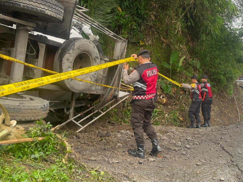 Sebuah truk pengangkut semen curah terguling di turunan curam Kalijambe, Kecamatan Bener, Purworejo, kemarin. Lokasi tergulingnya truk tersebut tak jauh dari titik kecelakaan maut