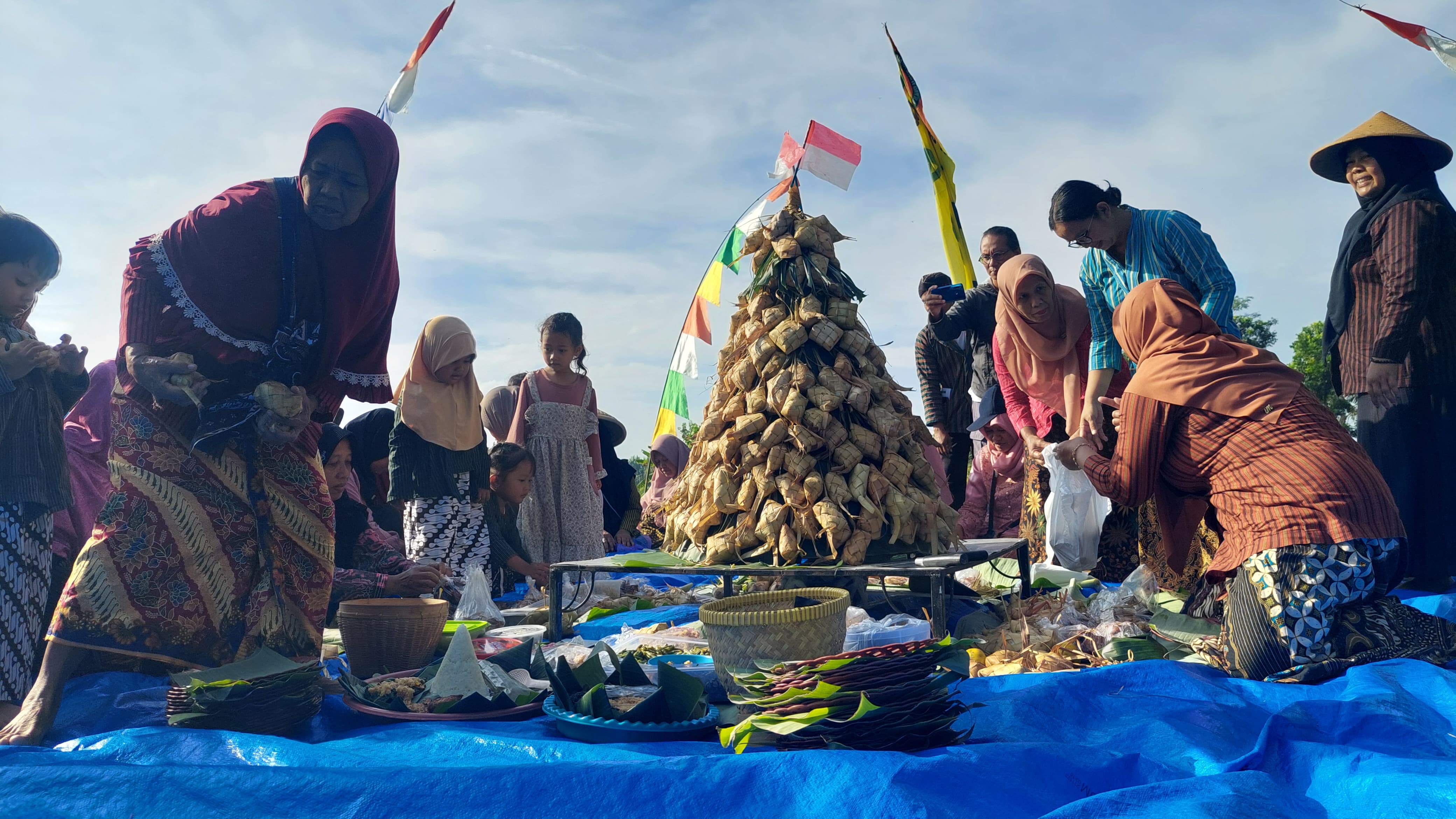 SYUKURAN: Gunungan Ketupat dirayah warga Padukuhan Sabrang, Kalurahan Giripurwo.