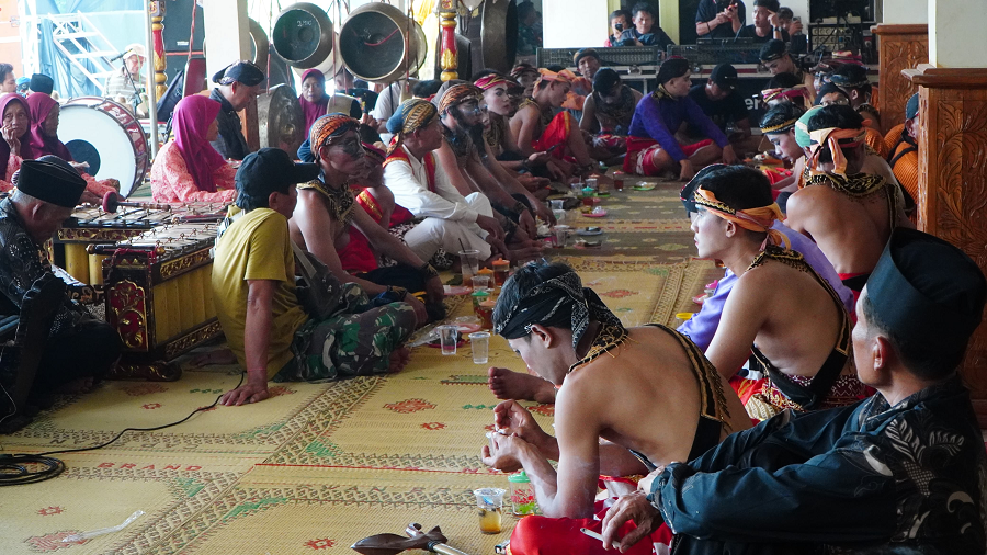 MELESTARIKAN BUDAYA: Suasana guyub rukun warga Kalurahan Balong terlihat sangat hikmat saat perhelatan tradisi rasulan,&nbsp;Rabu (14/5/2025).