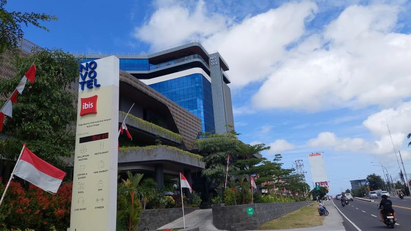 AKTIVITAS: Salah satu hotel berbintang di Jalan Nasional sebelum Bandara YIA.&nbsp;
