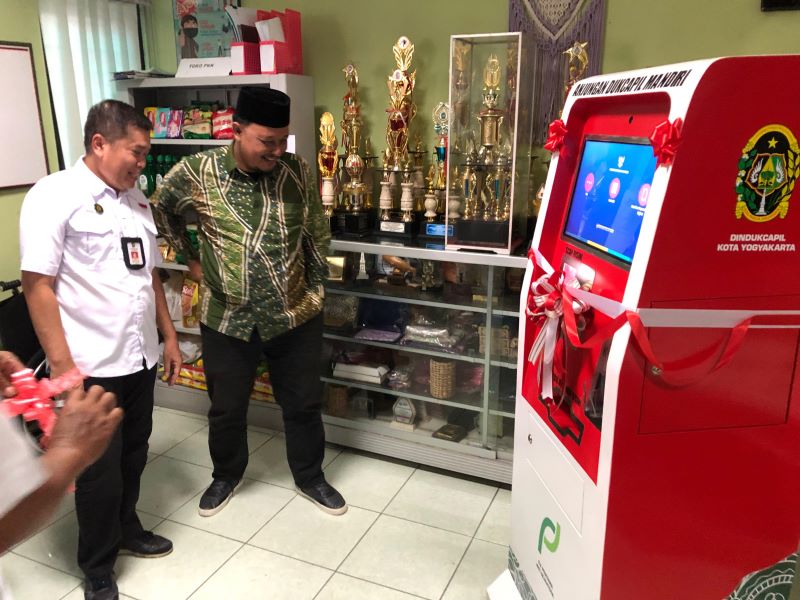 TERTIB: Suasana pemberian hadiah lomba kelurahan tertib adminduk dan launching mesin ADM di Kantor Kelurahan Rejowinangun, Kotagede pada Rabu (14/5/2025).