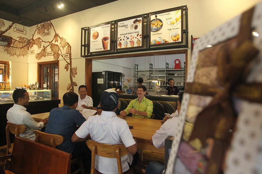 Bakesbangpol Kota Jogja melakukan monitoring atau pemantauan terhadap sejumlah tempat usaha yang mempekerjakan tenaga kerja asing (TKA), di kawasan Tirtodipuran, Kemantren Mantrijeron, Kota Jogja.