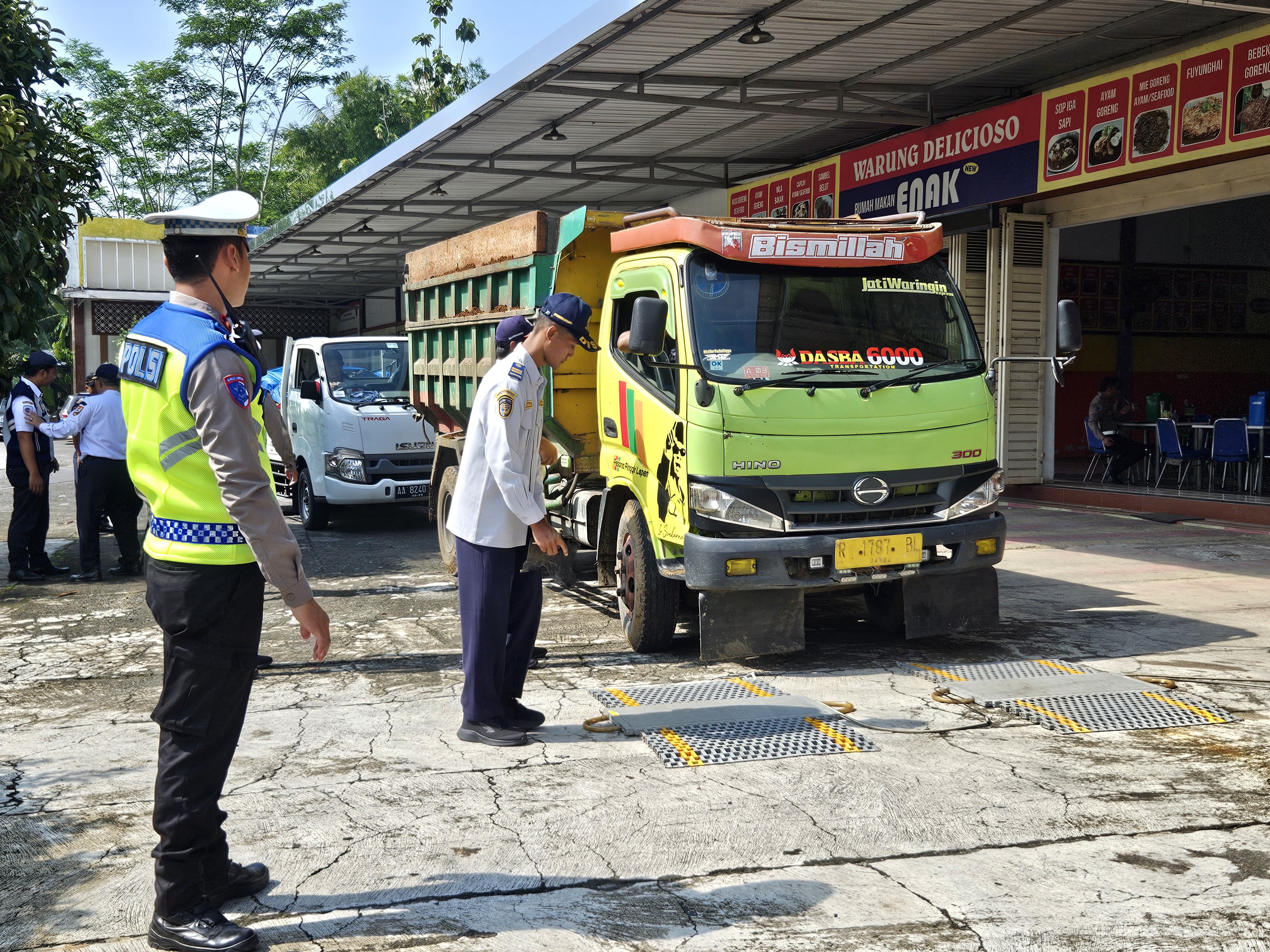 NAILA NIHAYAH/RADAR JOGJA  RAZIA: Tim gabungan melakukan pengawasan dan penertiban kendaraan ODOL di Jalan Salaman - Purworejo, Rabu (14/5).
