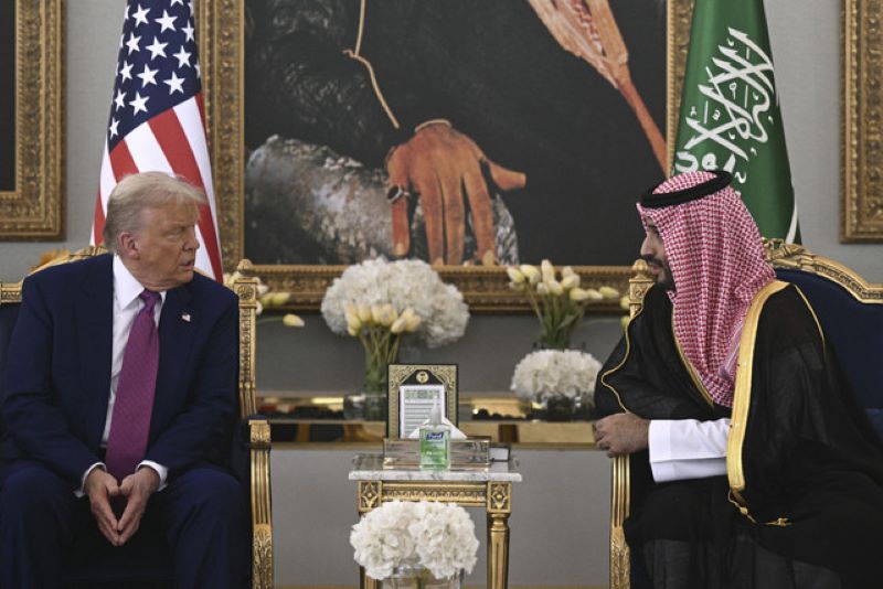Putra Mahkota sekaligus perdana menteri Arab Saudi Mohammed bin Salman berbincang dengan Presiden Amerika Serikat Donald Trump saat melakukan pertemuan di Riyadh, Arab Saudi, Selasa (13/5/2025).