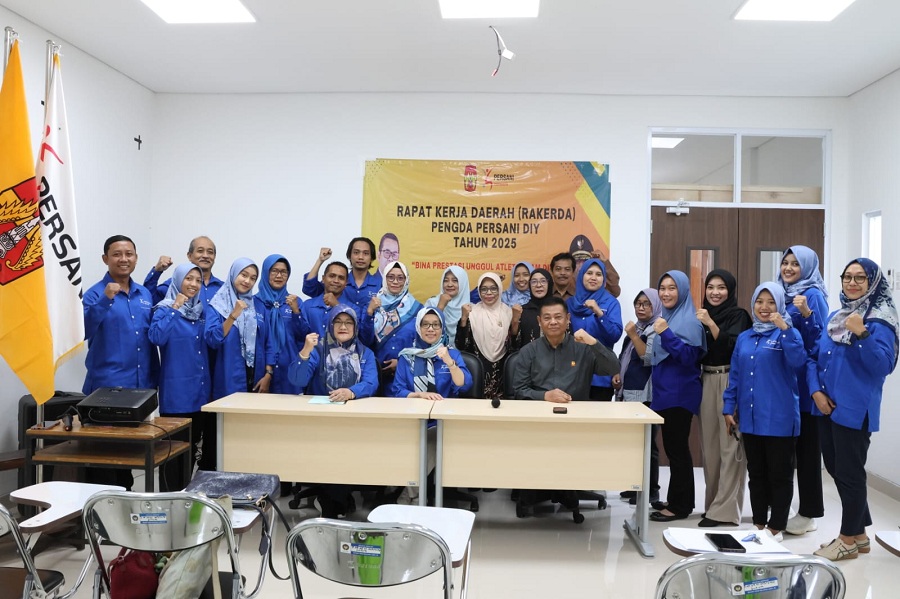 Kabid Pembinaan Organisasi KONI DIJ Kadarmanta Baskara Aji saat berfoto bersama para pengurus Pengda Persani DIY.