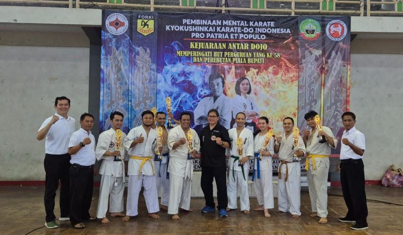 MENTAL JUARA: Karate Pembinaan Mental Karate (PMK) Kyokushinkai DIY borong 10 piala Kejuaraan Daerah (Kejurda) Blora diborong kontingenpada Minggu (11/5/2025).