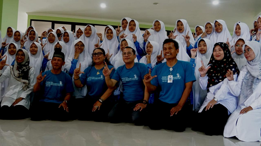 Lurah dan Bhabinkamtibmas, serta perwakilan pegiat seni di Kelurahan Tepus sedang melangsungkan koordinasi.